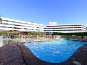 a large swimming pool in front of a building at Mercure Penrith in Penrith