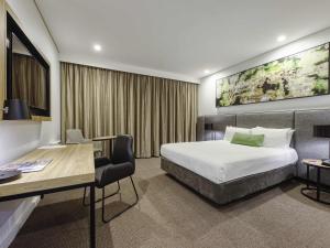 a hotel room with a bed and a desk at Mercure Penrith in Penrith +63 photos