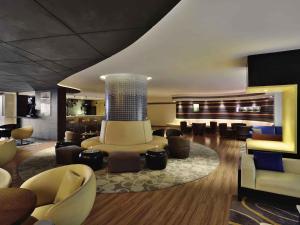 TV/trung tâm giải trí tại Novotel Imagicaa Khopoli