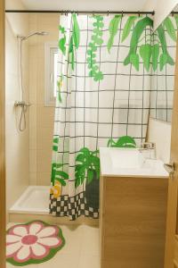 a bathroom with a sink and a shower curtain at Calle lerida Apartamento céntrico in Jaén