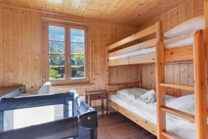 a room with two bunk beds in a cabin at Gîte Salgesh - 16 pers & 16 lits - Terrasse - Nature in Salgesch