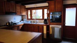 莱瓦镇Casa ONCE ONCE的配有木制橱柜和炉灶烤箱的厨房 更多17张照片