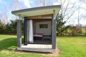 un gazebo con un letto in erba di Magical property close to Mangawhai a Mangawhai Altre 19 foto