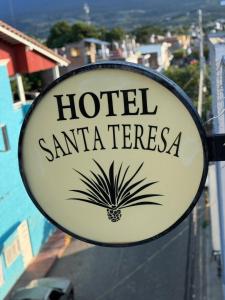 ein Schild für ein Hotel mit einer Ananas darauf in der Unterkunft Hotel Santa Teresa in Tequila