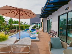 Bazén v ubytování The Family at Khaoyai nebo v jeho okolí