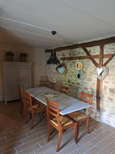 a dining room with a table and chairs at Gite Elin in Ronnet