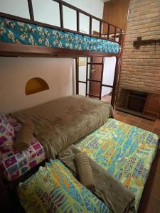 Ce lit se trouve dans un dortoir doté de lits superposés. dans l'établissement Casa Loma, à Zapatoca