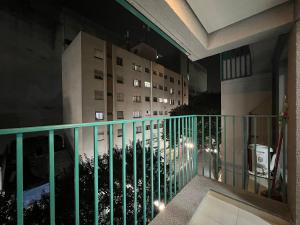 einen Balkon eines Apartmenthauses in der Nacht in der Unterkunft Lindos Studios na Liberdade AC/WF/Proximo ao Metro in São Paulo