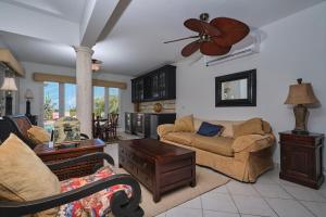 una sala de estar con un sofá y una mesa en Luxury 4BD Villa Tierra del Sol Private Pool, en Noord