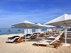 una fila de sillas y sombrillas en una playa en Sofitel Tamuda Bay Beach And Spa, en M'diq