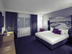 Giường trong phòng chung tại Mercure Newcastle Airport