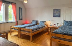 a bedroom with two beds and a table at 2 Bedroom Stunning Apartment In Högsby in Högsby