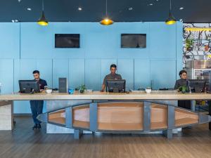Tres hombres sentados en una mesa con sus computadoras portátiles en ibis Manaus Aeroporto, en Manaus 69 fotos más