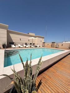 Πισίνα στο ή κοντά στο Hotel Alvarado Suites