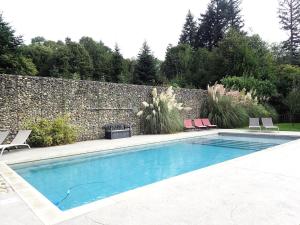 Fontiers-CabardèsにあるBeautiful 17th century character residenceのスイミングプール(椅子2脚、壁付)