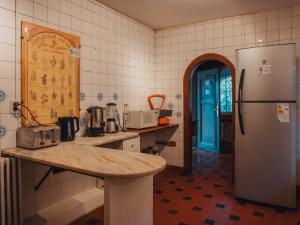 una cocina con encimera y refrigerador en TEROTERO Lake Hostel - Habitación Nahuel 2, en San Carlos de Bariloche 7 fotos más