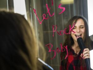 Una mujer cantando en un micrófono frente a un espejo. en ibis Saint Quentin en Yvelines - Vélodrome, en Montigny-le-Bretonneux 85 fotos más
