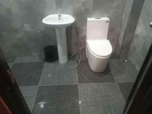 ein Badezimmer mit einer weißen Toilette und einem Waschbecken in der Unterkunft AVEYA Staycation in Tanay + 12 Fotos