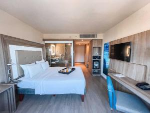 リオデジャネイロにあるNovotel RJ Praia de Botafogoの大きなベッドとテレビがあるホテルの部屋 +168枚の写真