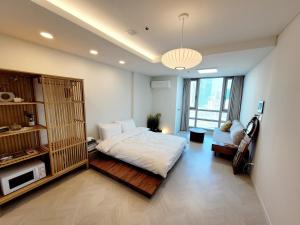 a bedroom with a bed and a couch in it at 슈기스테이 in Seoul
