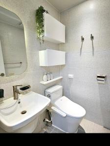 a bathroom with a white toilet and a sink at 슈기스테이 in Seoul +22 photos