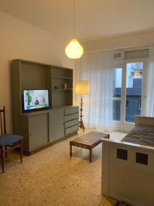 ein Schlafzimmer mit einem Bett, einem Fernseher und einem Fenster in der Unterkunft Depa MDP- 3 ambientes in Mar del Plata + 11 Fotos