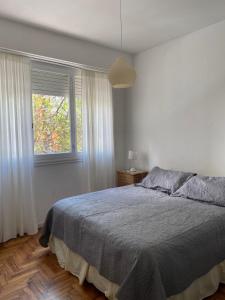 ein Schlafzimmer mit großem Bett und Fenster in der Unterkunft Depa MDP- 3 ambientes in Mar del Plata