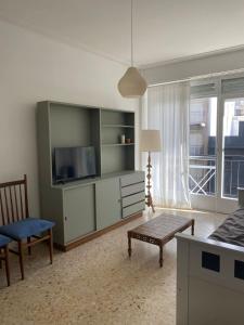 ein Wohnzimmer mit Fernseher, Couch und Tisch in der Unterkunft Depa MDP- 3 ambientes in Mar del Plata