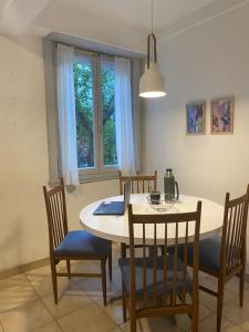 ein Esszimmer mit Tisch und Stühlen und einem Fenster in der Unterkunft Depa MDP- 3 ambientes in Mar del Plata