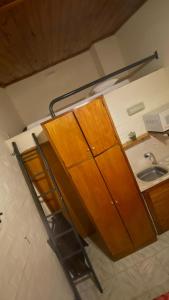 Un baño con lavabo y mueble de madera. en Remanso Apart Hotel, en Termas del Daymán 94 fotos más