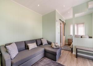 ein Wohnzimmer mit Couch und Tisch in der Unterkunft Calvesland Hideaway in Manorbier + 15 Fotos