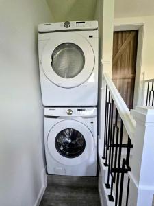 Una lavadora y secadora en una habitación con escalera. en The Oasis in Stettler, en Stettler