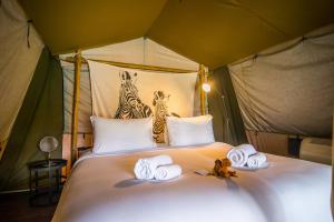 Posteľ alebo postele v izbe v ubytovaní Lala Mukha Tented Resort Khao Yai
