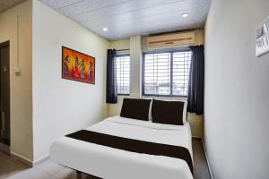 a bedroom with a large bed in a room at HOTEL O REGAL INN in Dhantoli