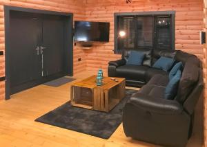 Coupar AngusにあるBeech Hedgeの革張りのソファとコーヒーテーブルのあるリビングルーム +20枚の写真