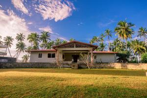 Zahrada ubytování Arhimser Villa-superb 4 bedroom beachfront BB for 8 in Ranna, Tangalle, pool, 7 night stays free pick up, serviced, taxes included