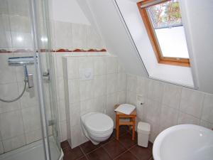 トラッセンハイデにあるAppartementhaus in Trassenheideのトイレ、シャワー、洗面台を備えたバスルーム +32枚の写真
