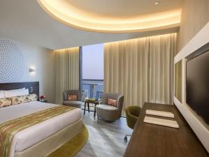TV a/nebo společenská místnost v ubytování The Retreat Palm Dubai MGallery by Sofitel