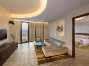 TV a/nebo společenská místnost v ubytování The Retreat Palm Dubai MGallery by Sofitel + 172 fotografií