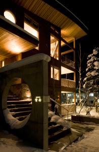 Tòa nhà nơi nhà gỗ tọa lạc