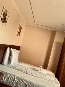 Postel nebo postele na pokoji v ubytování Pyramids Hotel &Free pickup shuttle + 14 fotografií