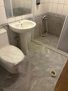 un baño con lavabo e inodoro en 墾丁高都莊園, en Nanwan 37 fotos más
