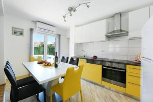 Kuchyňa alebo kuchynka v ubytovaní Holiday home Orange with heated pool and parking