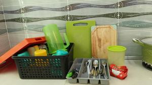 una cesta de utensilios en la parte superior de un mostrador en Homestay Annur Barakah, en Kampung Raja
