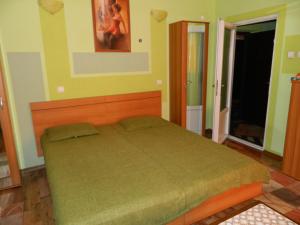 Postel nebo postele na pokoji v ubytování Cora Centru Pitesti