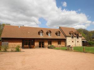 una gran casa de ladrillo con techo en Gîte familial ou entre amis, 12 pers max, nature, forêt et équitation, proche Bagnoles de l'Orne - FR-1-497-18, en Juvigny-sous-Andaine
