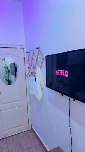 Μια τηλεόραση ή/και κέντρο ψυχαγωγίας στο Luxe Cozy Comfort