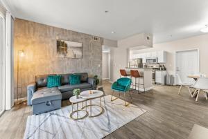 Η κουζίνα ή μικρή κουζίνα στο Luxury King Suite by the Lake - Entire Place