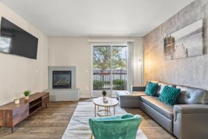 Χώρος καθιστικού στο Luxury King Suite by the Lake - Entire Place