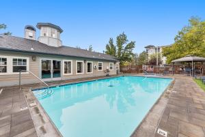 Πισίνα στο ή κοντά στο Luxury King Suite by the Lake - Entire Place